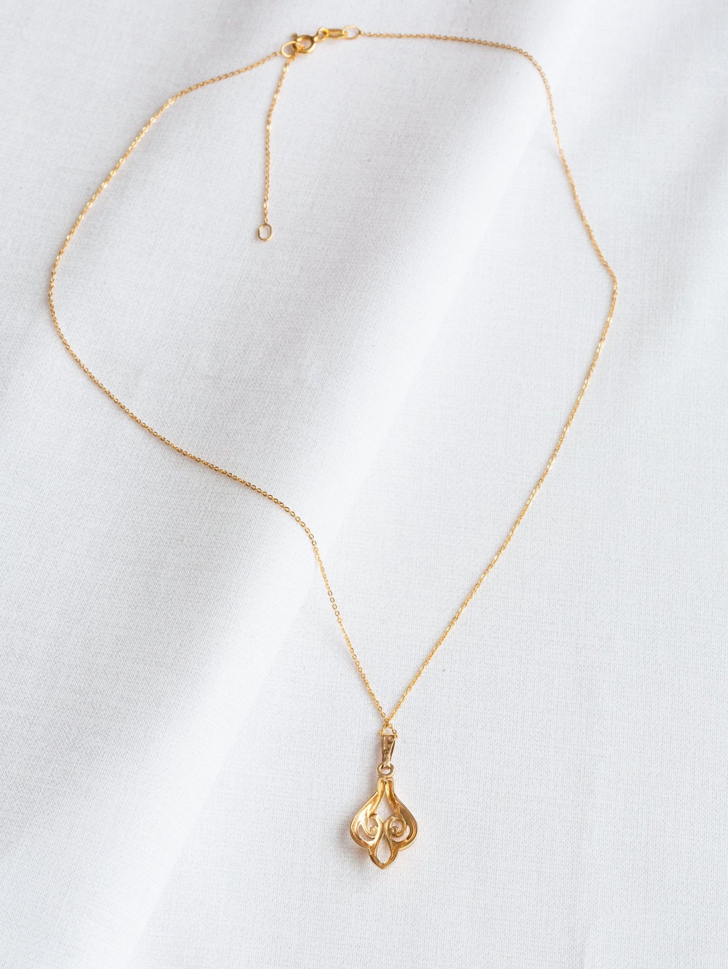Vintage 9ct Gold Fleur De Lis Pendant Necklace