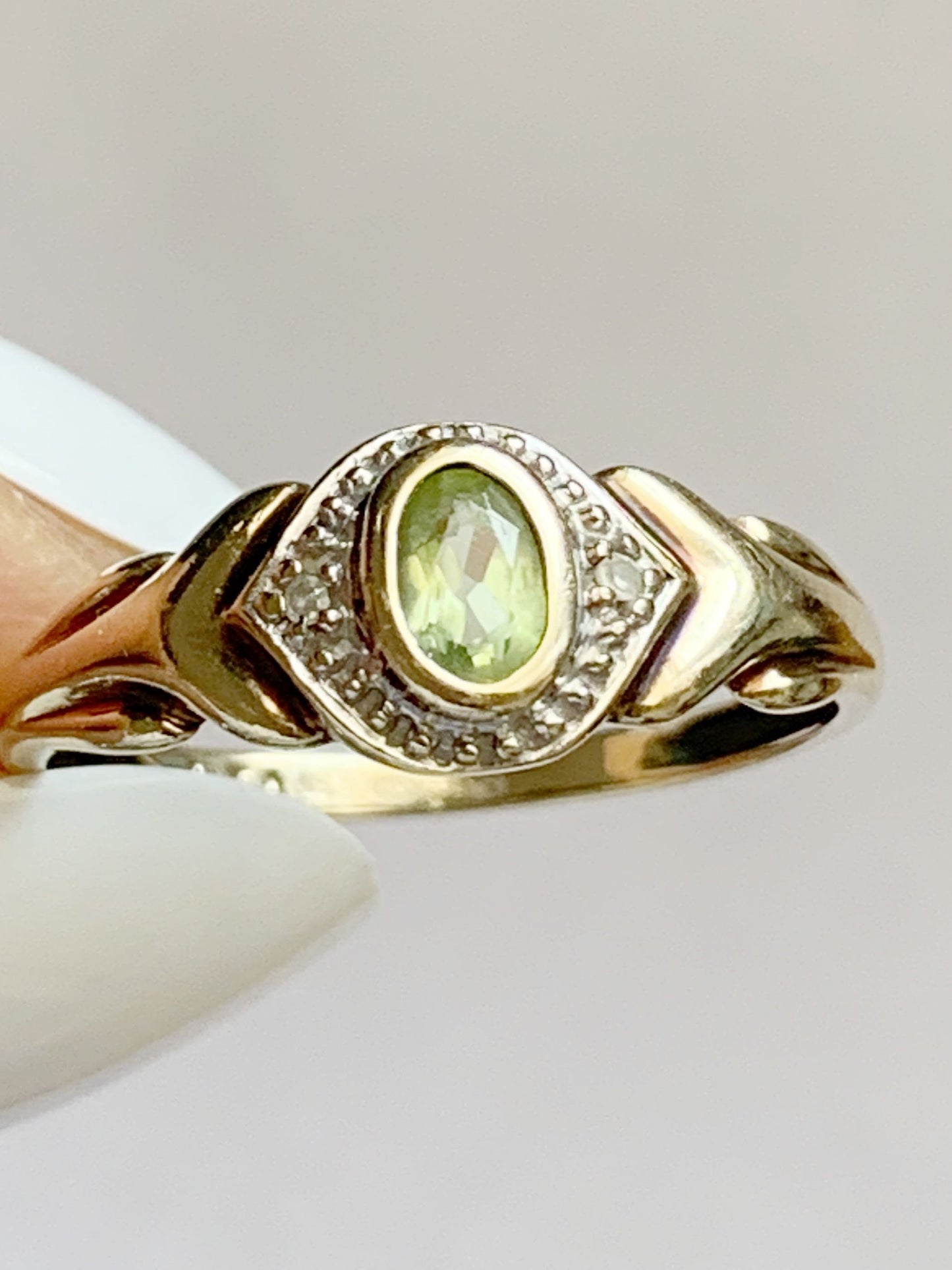 Vintage 9ct Gold Peridot and Diamond Ring