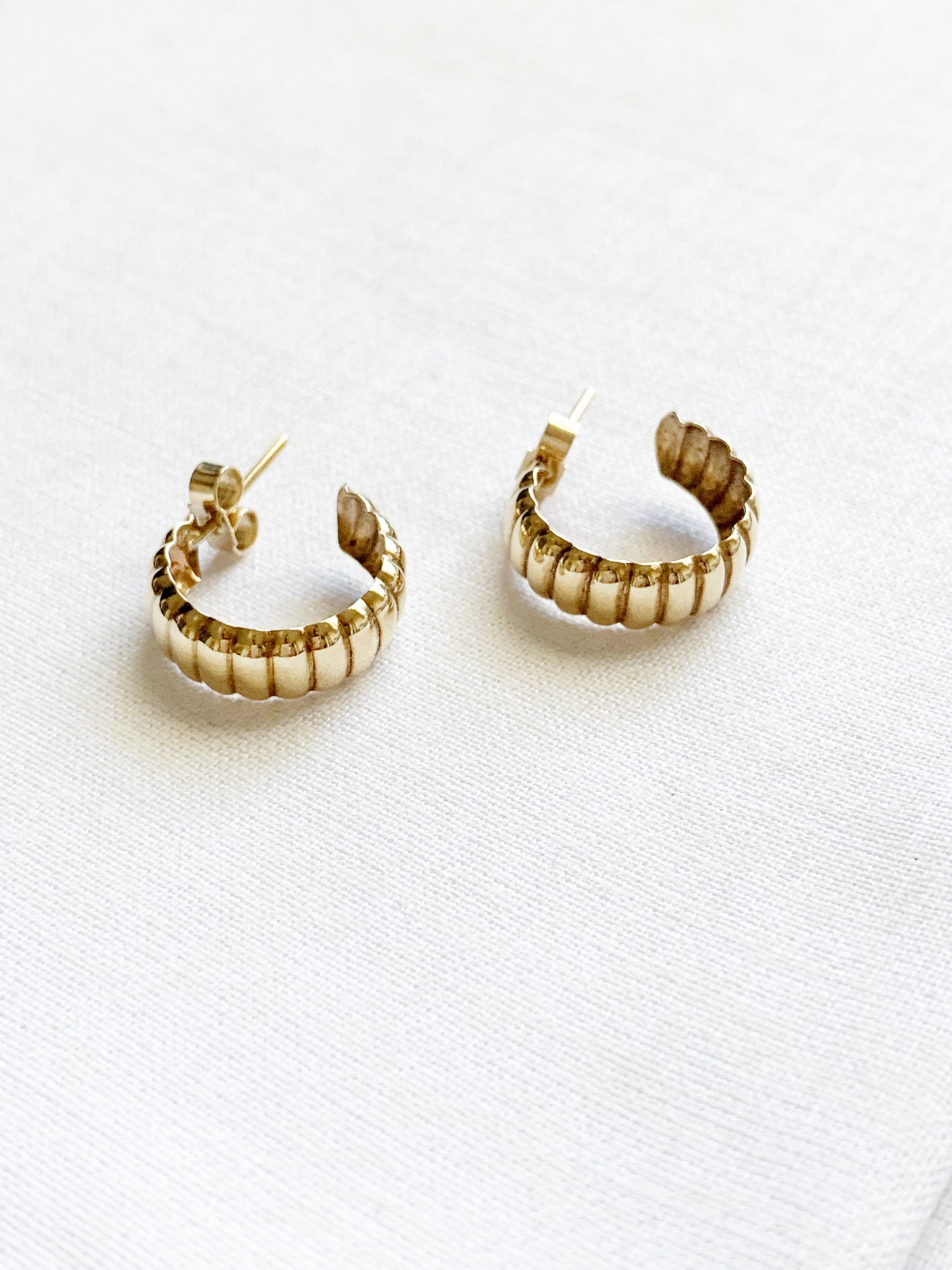 Vintage 9ct Gold Ribbed Huggie Hoop Earrings