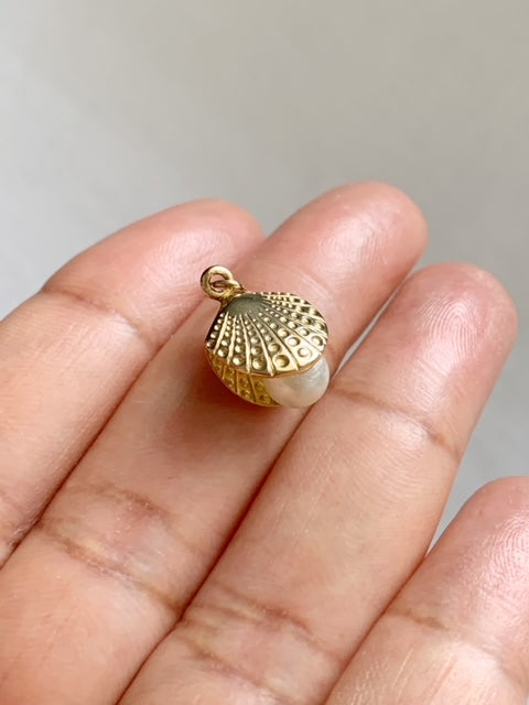 RARE Vintage 9ct Gold Oyster and Pearl Pendant
